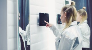 Przymierzalnia, która stylizuje? Technologia rewolucjonizuje zakupy