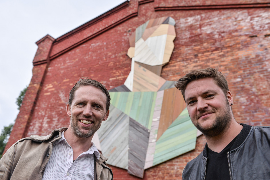 Gerard Shuurman, dyrektor projektu Stoczni Cesarskiej i Stefaan De Croock, belgijski artysta. Fot. Shipyard City Gdańsk Inwestorzy Młodego Miasta integrują się z pracownikami zakładów stoczniowych
