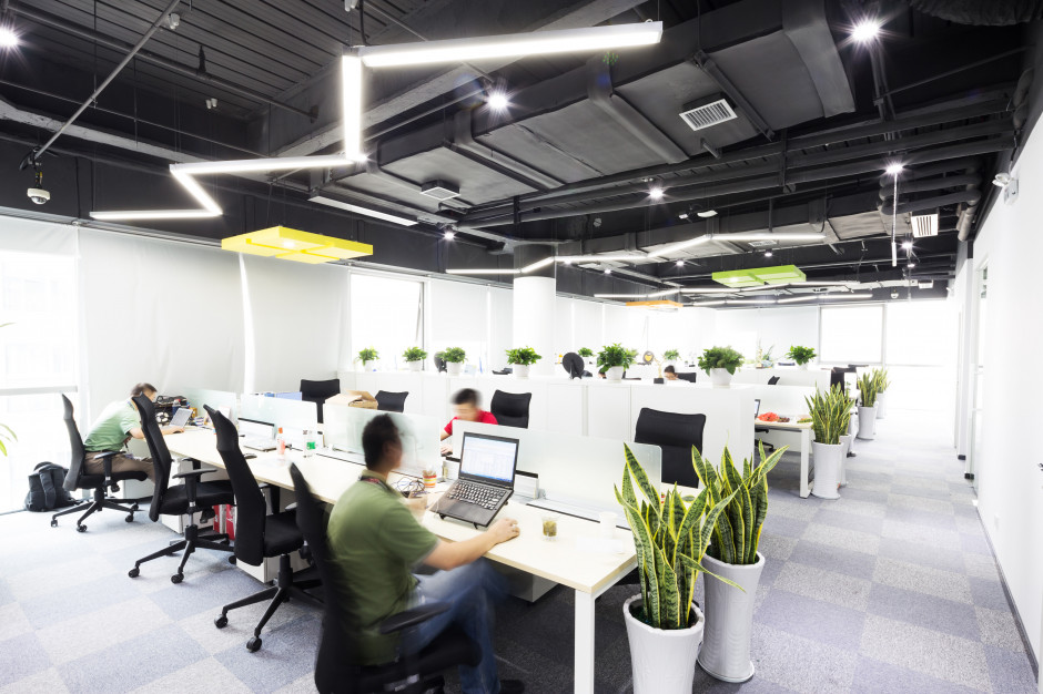 Fot. Shutterstock GfK: Połowa respondentów deklaruje, że chodzi do pracy jak zwykle