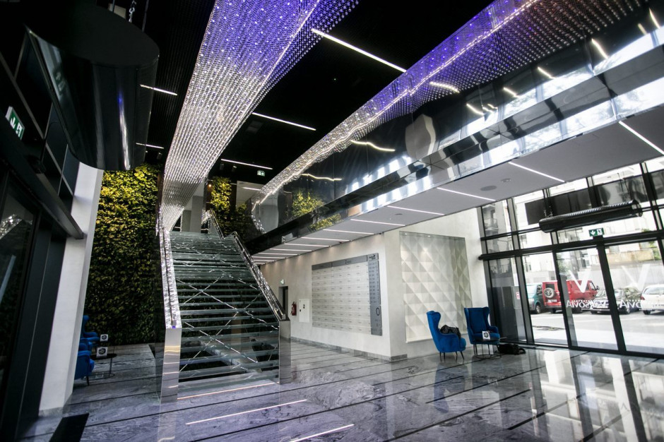 Lobby aparthotelu Varsovia Apartamenty Kasprzaka Varsovia Apartamenty Kasprzaka już otwarty. Radosław Majdan: "Idziemy w dobrym kierunku"