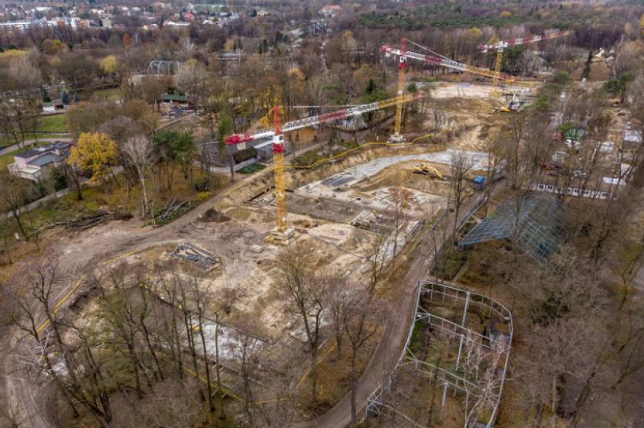 Na co dzień przy budowie Orientarium pracuje prawie 100 osób i trzy dźwigi, fot. Stefan Brajter / UMŁ Dźwigi na budowie Orientarium. Czy przyciągnie turystów do Łodzi?