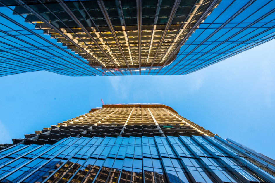 Mennica Legacy Tower – na początku lipca została potwierdzona największa, dotycząca 45 600 m kw., transakcja najmu w historii polskiego rynku biurowego . mat. pras. Las żurawi przy rondzie Daszyńskiego. Tak rośnie warszawskie city