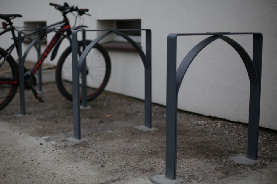 Stojaki rowerowe Fot. ArcelorMittal Jutro bez smogu. Huta przetapia kopciuchy na stojaki rowerowe