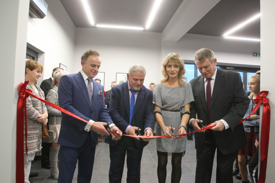 Otwarcie nowej siedziby Vissavi. Na zdjęciu (od lewej): Jerzy Bieniek, dyrektor Biura Obsługi Inwestora UM w Rzeszowie, Marek Sitarz, wicestarosta rzeszowski, Agata Blok, prezes zarządu firmy, Marian Blok, współwłaściciel firmy. Kolejni inwestorzy w parku technologicznym Rzeszów–Dworzysko