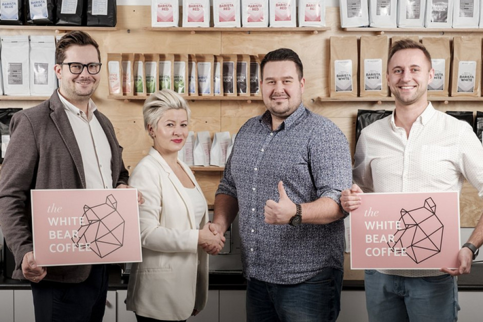Na zdjęciu przypieczętowanie spółki uściskiem ręki. W środku po lewej Urszula Olechno z Koku Sushi, po prawej Marcin Zalewski z Mobilnego Baristy. Białe Niedźwiedzie ruszają w Polskę. Nowa marka kawiarni stawia na franczyzę w średnich miastach