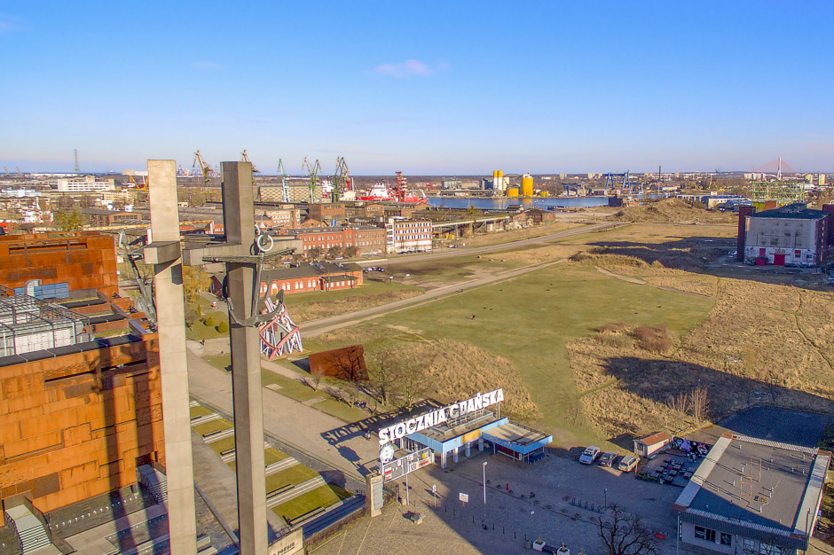 Teren inwestycji w sąsiedztwie ECS, Gdańsk, mat. prasowe Euro Styl Młode Miasto magnesem dla deweloperów. Kolejny projekt biurowy na starcie