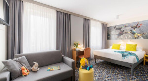 Lokalizacja zobowiązuje. Hotel ibis Styles Warszawa West inspirowany skydivingiem
