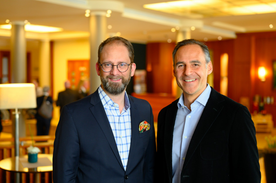 Alexander Winter, Dyrektor Zarządzający firmy arcona i Rupert Simoner, Prezes Zarządu Vienna House. Mat.pras. arcona 17 miejskich hoteli zmienia właściciela. Duża transakcja Vienna House i koncernu arcona