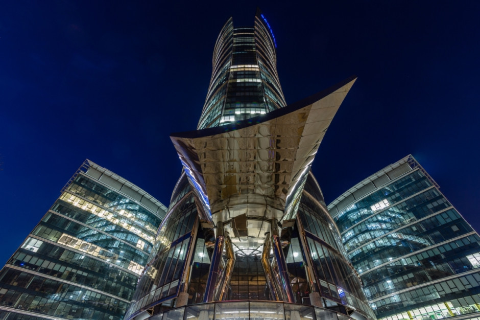 Litery wyświetlane na Warsaw Spire mają trzy metry wysokości. Fot. mat. pras Akcja „K♥cham Warszawę” z Ghelamco