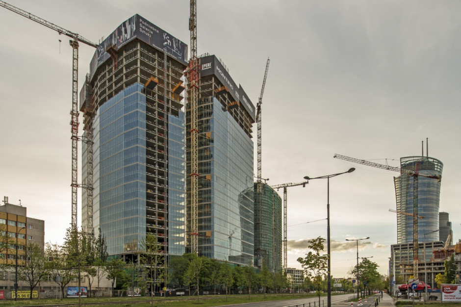 Druga wieża The Warsaw HUB z wiechą. Fot. mat. pras. Zakończyły się prace nad kolejną wieżą The Warsaw HUB