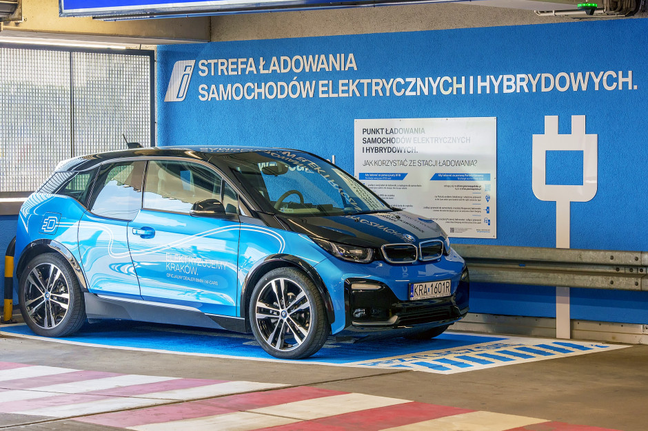 Fot. mat. pras. W Galerii Krakowskiej uruchomiono stację ładowania pojazdów elektrycznych