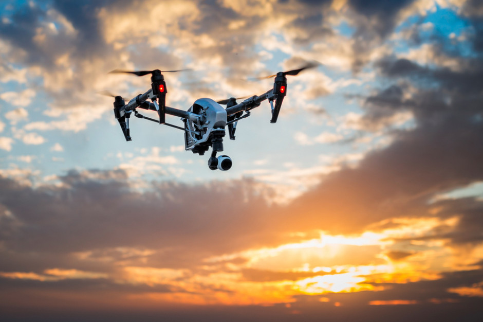 Fot. Shutterstock Ruszyła kampania informacyjna o tym, gdzie nie wolno latać dronem w stolicy