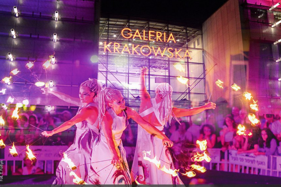 mat. pras. Plac przed Galerią Krakowską zmienia się w scenę teatralną