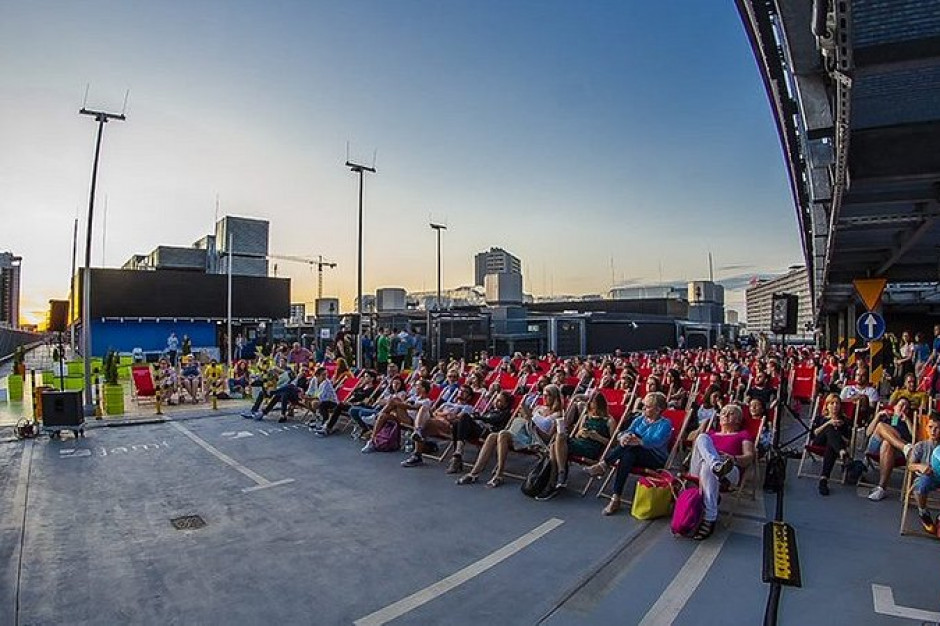 mat. pras. Supersam skusił klientów latem na dachu