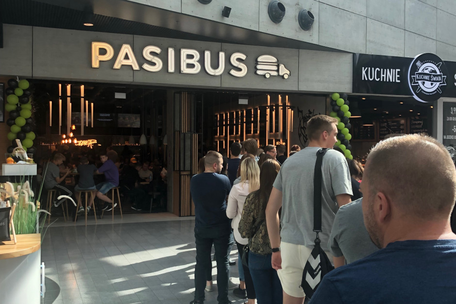 mat. pras. Pasibus zajechał do Galerii Warmińskiej