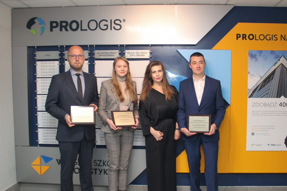 Na zdjęciu od lewej: Dariusz Kisielewicz - Najlepszy Absolwent Wyższej Szkoły Logistyki; Karla Wesołowska - autorka Najlepszej Pracy Dyplomowej; Renata Kocemba, Marketing & Communications Coordinator CEE w Prologis oraz Przemysław Filipiak - zdobywca nagrody w kategorii Najlepsza Praca Magisterska. fot. Przemysław Melin z Wyższej Szkoły Logistyki Prologis nagradza najlepszych studentów logistyki