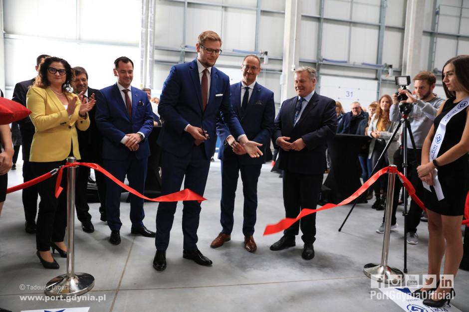 Uroczystego otwarcia dokonali: Prezes Zarządu Morskiego Portu Gdynia – Pan Adam Meller, Minister – członek Rady Ministrów Pan Michał Woś, Ambasador Zambii w Berlinie Anthony Mukwita, Prezes Fundacji Pomocy Humanitarnej Redemtoris Missio – Justyna Janiec – Palczewska. Magazyn wysokiego składowania w centrum logistycznym Portu Gdynia - otwarty