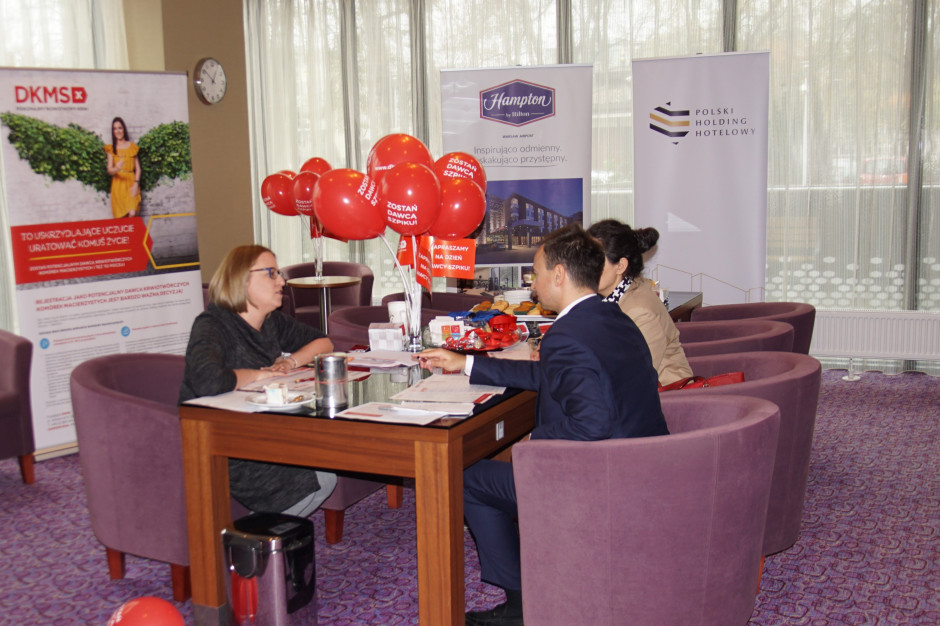 mat. pras. . Hampton by Hilton Warsaw Airport obchodzi urodziny z Fundacją DKMS