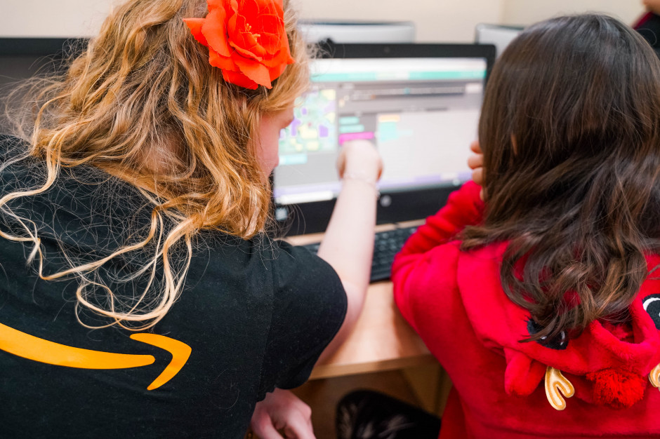 ma. pras. 2 500 małych programistek i programistów uczy się od ekspertów Amazon
