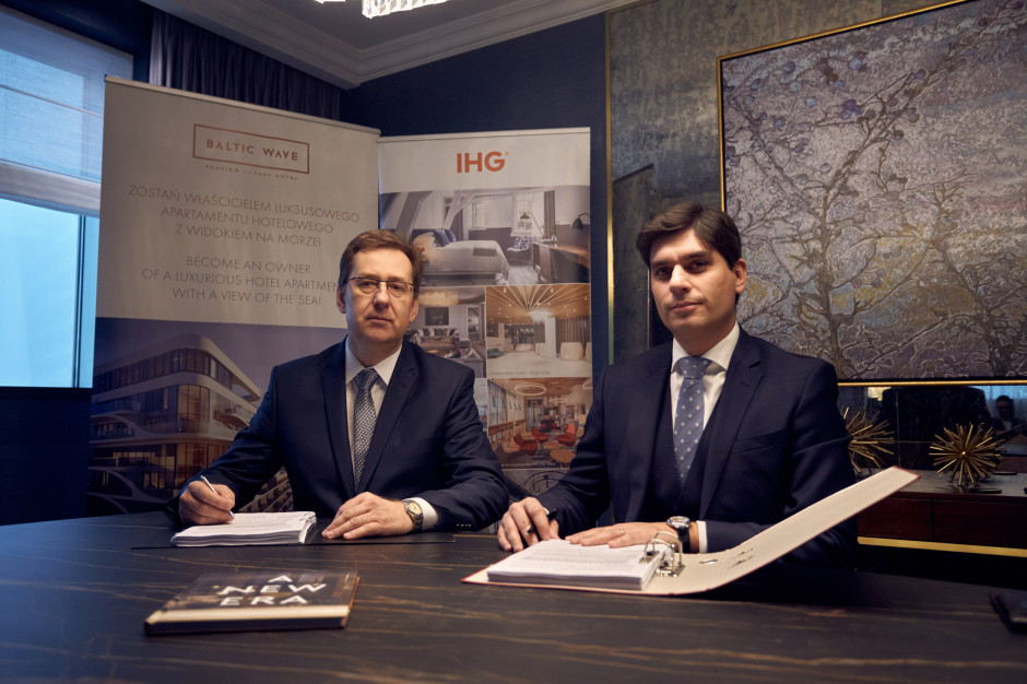Podpisanie umowy, mat. pras. Baltic Wave podjął współpracę z Crowne Plaza należącą do IHG