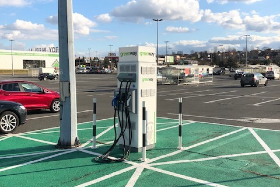 Od marca 2019 roku na parkingach kilkunastu Centrów Handlowych Auchan sukcesywnie instalowano kolejne ładowarki samochodów elektrycznych. mat.pras. CH Auchan Sosnowiec powiększa wachlarz usług
