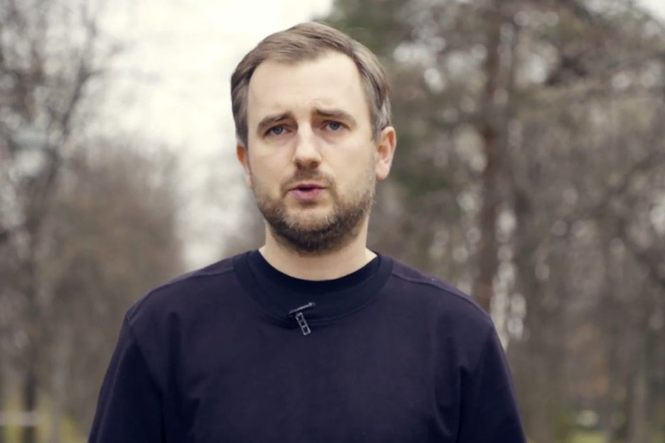 Jedyne, co można teraz zrobić to zorganizować mały okrągły stół, do którego wraz z rządem zasiądą przedstawiciele różnych branż i w ciągu jednego dnia wypracują najważniejsze rozwiązania- uważa Bartosz Bieszyński ze Stowarzyszenia Komunikacji Marketingowej SAR, koordynator sztabu kryzysowego przy Ministerstwie Rozwoju. Fot. Facebook. #TarczaNieStarcza. W innych krajach sytuacja wygląda o wiele lepiej