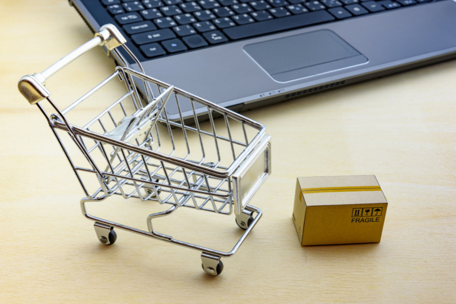 Polskie e-sklepy chętnie sprzedają w różnych kanałach, fot. shutterstock Przestrzeń dla nowych graczy. Polski e-commerce daleki od nasycenia