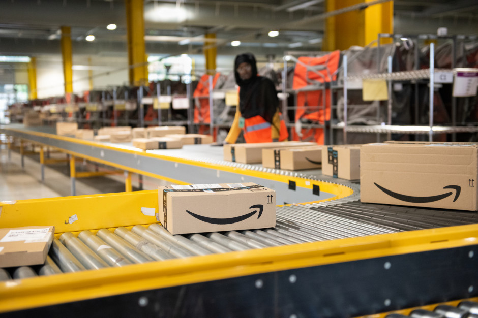 Fot. Shutterstock, Frederic Legrand - COMEO Amazon otwiera laboratorium, żeby testować pracowników na obecność wirusa