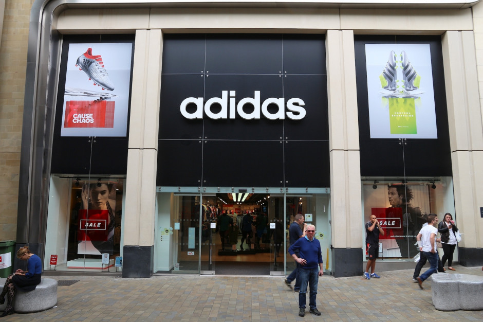 Obecnie ponad 70 procent sklepów Grupy Adidas na całym świecie jest zamkniętych. Fot. Shutterstock Adidas odczuł kryzys. Pomaga sprzedaż online, która poszybowała w górę