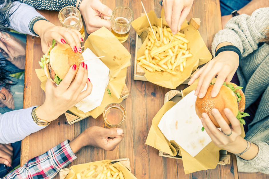 Obostrzenia rządowe mocno uderzyły w całą gastronomię. fot. Shutterstock Fast food ma szansę na zdobycie większego udziału w rynku
