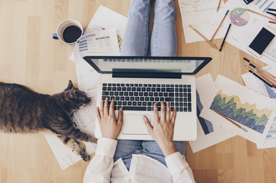 Z badania zrealizowanego na zlecenie CBRE wynika, że 40% internautów w Polsce w związku z epidemią koronawirusa częściej kupuje produkty online. fot. Shutterstock Polacy zaczęli podnosić poprzeczkę zakupom online