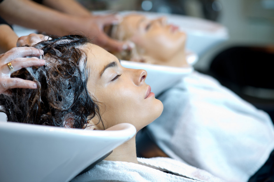Shutterstock Salonowi fryzjerskiemu zabroniono poszukiwania "szczęśliwego" stylisty