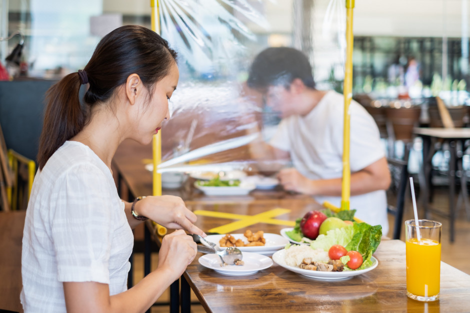 Strefy gastronomiczne zostaną również otwarte w galeriach i centrach handlowych. Fot. Shutterstock 18 maja restart restauracji i food courtów w centrach handlowych. O tym trzeba wiedzieć