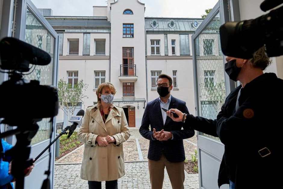 W świeżo zrewitalizowanej kamienicy przy ul. Tuwima 52 oprócz 6 mieszkań znajduje się także 7 lokali użytkowych. fot. Radosław Jóźwiak / UMŁ Łódź ma dla nowych przedsiębiorców 18 mln zł i lokale w zrewitalizowanej kamienicy