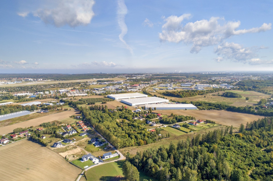 Erum Group to międzynarodowa grupa z kapitałem hiszpańskim zajmująca się produkcją wieszaków i innych wyrobów z tworzyw sztucznych, recyklingiem tworzyw sztucznych i gospodarką odpadami. mat.pras. Erum Group wkracza do Polski i otwiera centrum logistyczne