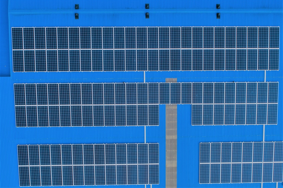Instalacja fotowoltaiczna Stilo Energy z mikrofalownikami pokrywa dachy tartaku Trakpol Innowacje w fotowoltaice. Czy polski rynek skorzysta z nowych technologii?