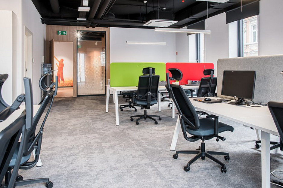 Choć wiele wskazuje na to, że silniej zinformatyzowane i szybciej reagujące firmy mogą preferować pracę w elastycznych przestrzeniach coworkingowych kosztem „konwencjonalnych” biur, te ostatnie bynajmniej nie stoją na straconej pozycji. fot. OPG Property Professionals Cowork czy „tradycyjne” biuro?