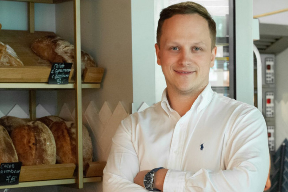 Silne, perspektywiczne obiekty przetrwają. Nie wierzę w to, że ludzie nagle zmienią swoje przyzwyczajenia i przestaną chodzić do galerii - mówi Bartłomiej Rychcik, założyciel grupy Enata Bread. Gorąco Polecam wraca do piekarni i galerii handlowych