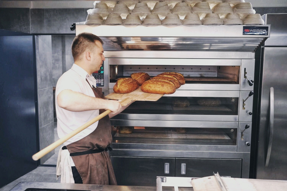 Szefem rzemieślniczej piekarni został Michał Paleta, znany warszawski ekspert od francuskiego pieczywa. mat. pras. Marka Bakery na planie Browarów Warszawskich