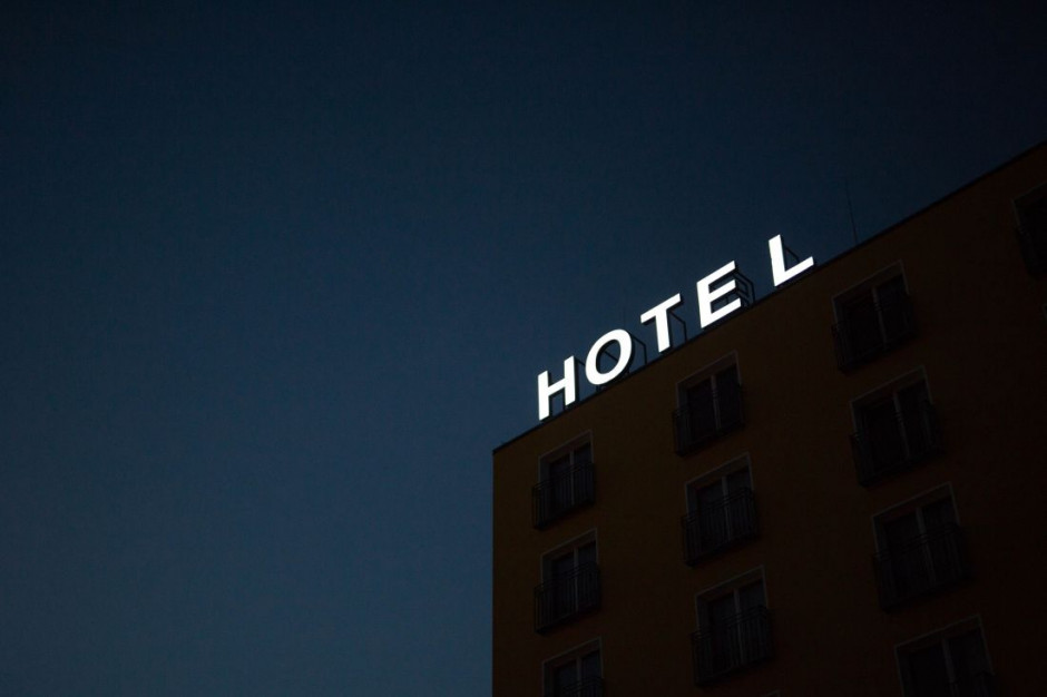 Fot. unsplash.com (Marten Bjork) Hotele powoli odzyskują siły