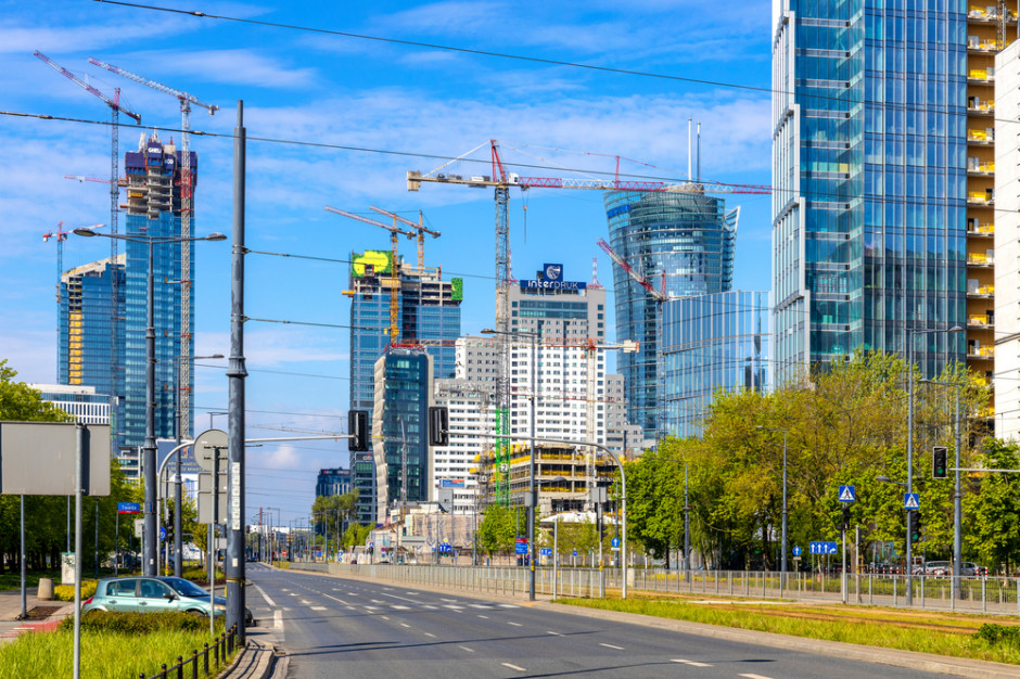 Najwięcej wniosków o pozwolenie na budowę biurowców, jak wynika z danych Głównego Urzędu Nadzoru Budowlanego, wpłynęło w ostatnim kwartale ubiegłego roku. Fot. Shutterstock Ostatni kwartał 2020 roku z rekordową liczbą wniosków o pozwolenie na budowę biurowców