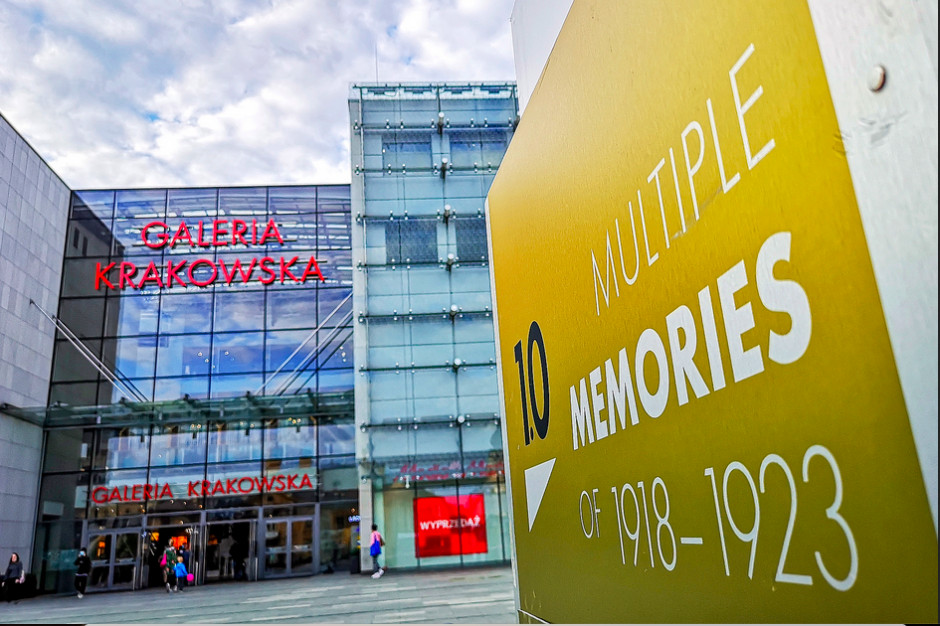 mat.pras. Międzynarodowa wystawa plenerowa przed Galerią Krakowską