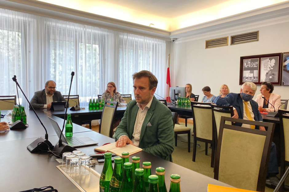 Utrzymanie przez państwo najdłużej jak to jest możliwe dopłat do wynagrodzeń, postojowego oraz zwolnienia z ZUS-u jest dla nas kluczowe – zaapelował na posiedzeniu senackiej Komisji Kultury i Środków Przekazu Bartosz Bieszyński, koordynator Rady Przemysłu Spotkań i Wydarzeń. Fot. Facebook.com/TUgether Widmo upadłości wciąż krąży nad branżą spotkań