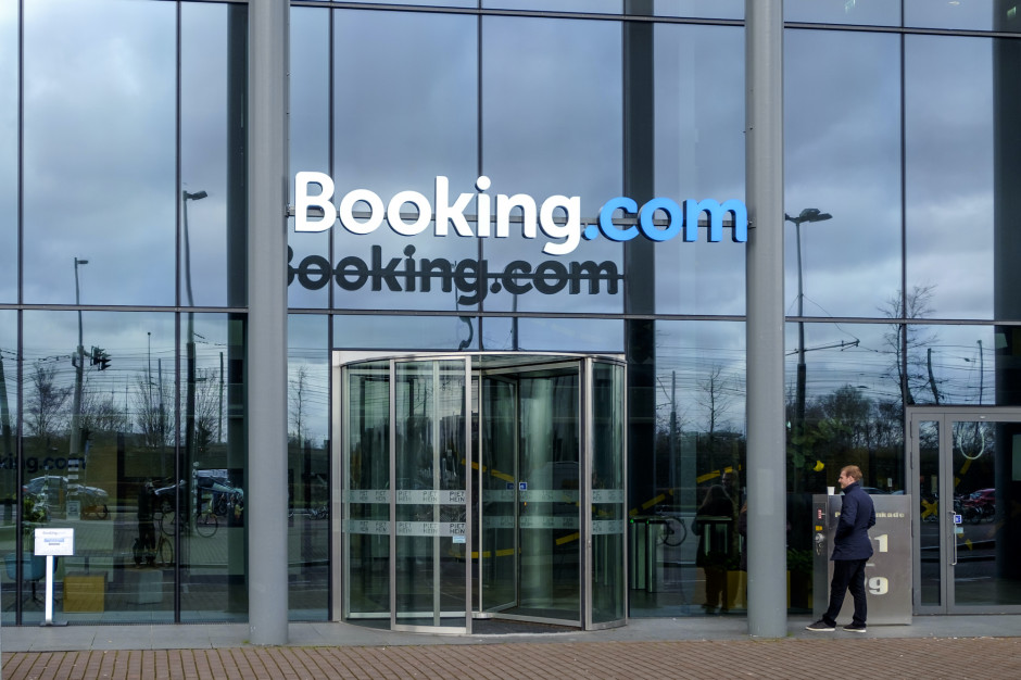 Samo Booking.com zamiar przeprowadzenia zwolnień sygnalizowało jeszcze wiosną br., podobnie jak m.in. Expedia, TripAdvisor i Airbnb. Fot. Shutterstock, www.hollandfoto.net Pandemia uderza w Booking.com. Właściciel serwisu zamierza zlikwidować ponad 4,2 tys. miejsc pracy