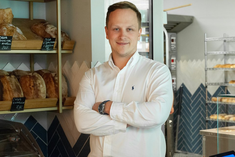 Bartek Rychcik miłość do wypieków ma we krwi. Już jako kilkuletni chłopiec pomagał swojemu ojcu w pleceniu chałek w piekarni w Żorach. Jest właścicielem kilkunastu lokali piekarniczo-cukierniczych, w tym popularnego i zachwalanego przez gości konceptu rzemieślniczego Bakery Wilanów. Fot. Mat. prasowe. Bakery Browary Warszawskie skusi niejednego łasucha