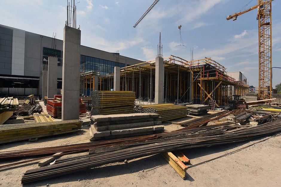 Gemini Park Tychy rośnie. Rozpoczęta w marcu tego roku rozbudowa największego centrum handlowego w Tychach postępuje. Gemini Park Tychy coraz większe