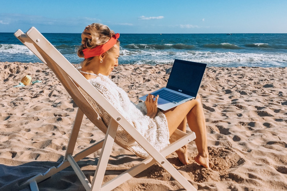 Ponad połowa Polaków pracuje również w trakcie urlopu, fot. mat. prasowe Polak zapracowany nawet na plaży