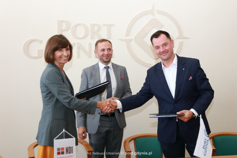 Z ramienia ZMPG S.A. Umowę podpisali: Wiceprezes Zarządu – Dyrektor ds. Infrastruktury i Zarządzania Majątkiem Jacek Sadaj, i Wiceprezes Zarządu – Dyrektor ds. Finansów i Zarządzania Finansami Maciej Bąk. Wykonawcę Konsorcjum reprezentowała b Prezes Zarządu – Pani Małgorzata Winiarek-Gajewska. Z ramienia ZMPG S.A. fot. T. Urbaniak Port Gdynia powiększa zaplecze logistyczne