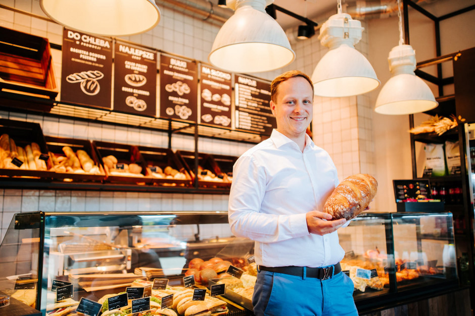 To cudowny powrót do przeszłości w nowoczesnym wydaniu – mówi Bartłomiej Rychcik, prezes ENATA BREAD, grupy zarządzającej marką Gorąco Polecam. – Każdy z nas tęskni za małą osiedlową piekarnią. Za kolorem rumieniącego się chleba. Za zapachem, który wypełniał ulice, place zabaw, mieszkania. Gorąco Polecam Piekarnia czerpie garściami z tamtych doświadczeń. Klientom oferuje bogate menu z atrakcyjnymi cenami, fot. mat. prasowe Enata Bread tworzy nową markę Gorąco Polecam Piekarnia