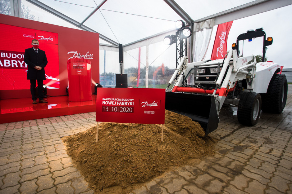 Symboliczną łopatę wbił autonomiczny pojazd Danfoss DAVIS (Danfoss Autonomous Vehicle Integration System). W Grodzisku Mazowieckim powstaje nowoczesna fabryka Danfoss
